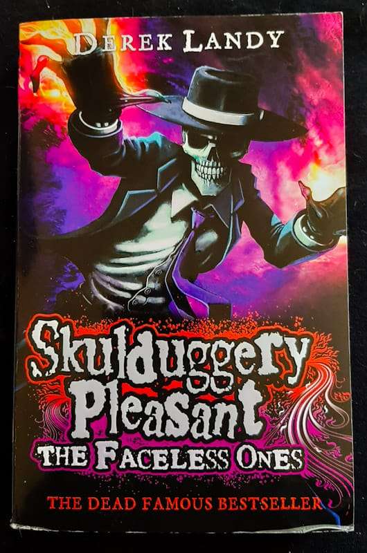 The Faceless Ones (Skulduggery Pleasant #3) (Derek Landy)