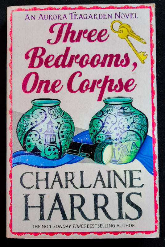 Three Bedrooms, One Corpse (Aurora Teagarden #3) (Charlaine Harris)