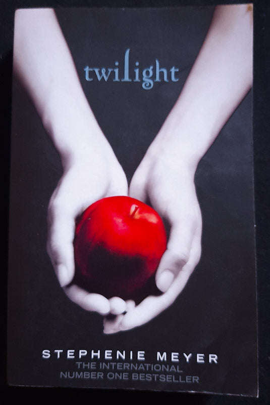 Twilight (The Twilight Saga #1) (Stephenie Meyer)