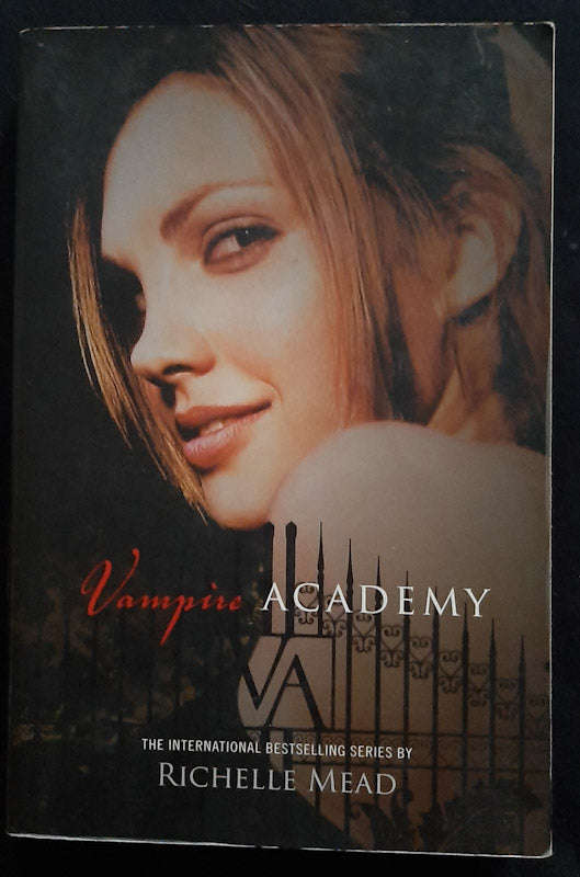 Vampire Academy (Vampire Academy #1) (Richelle Mead)