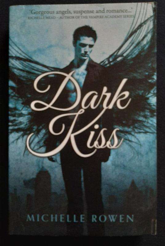 Dark Kiss (Michelle Rowen)