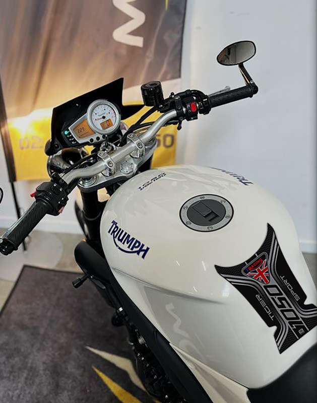 Triumph Tiger 1050 Motor Bike Tank Pad Protector.Universal Fit Black, Grey and Carbon Fibre  Triu...