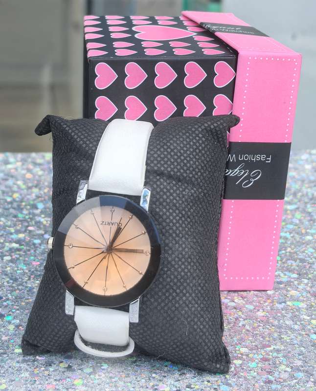 Stylish Women's Quartz Watch  Elegant & Modern Design