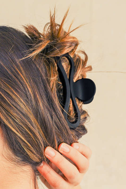 Black Minimalist Wave Shape Matte Hair Claw Clip