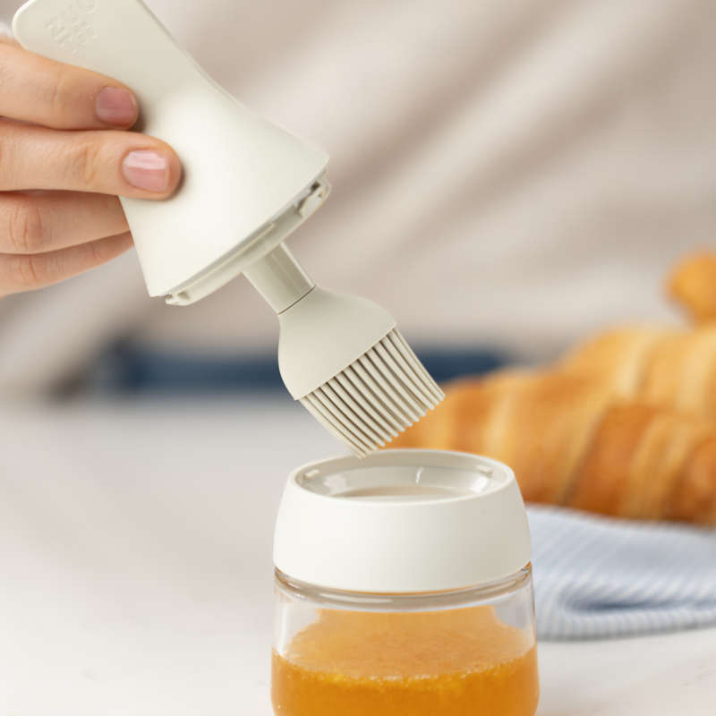 Zuutii Oil Dispenser with Brush