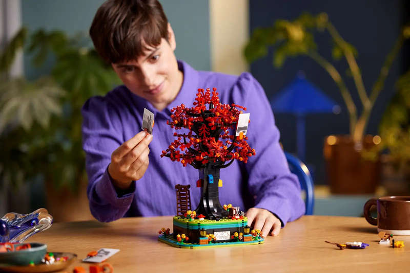 LEGO® Ideas Family Tree (21346)