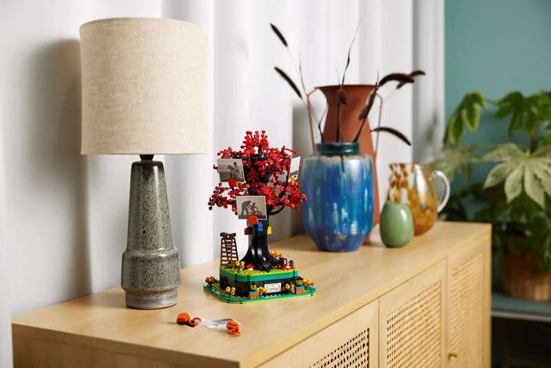LEGO® Ideas Family Tree (21346)