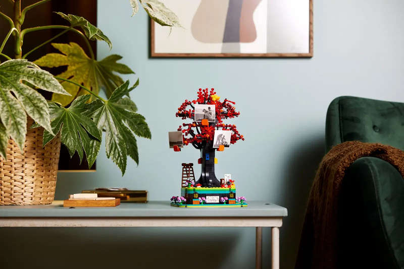 LEGO® Ideas Family Tree (21346)