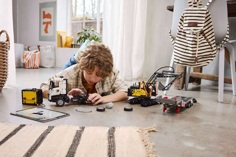 LEGO® Technic Volvo FMX Truck &amp; EC230 Electric Excavator (42175)