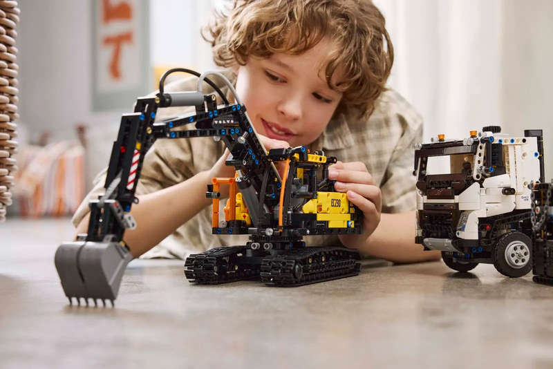 LEGO® Technic Volvo FMX Truck &amp; EC230 Electric Excavator (42175)