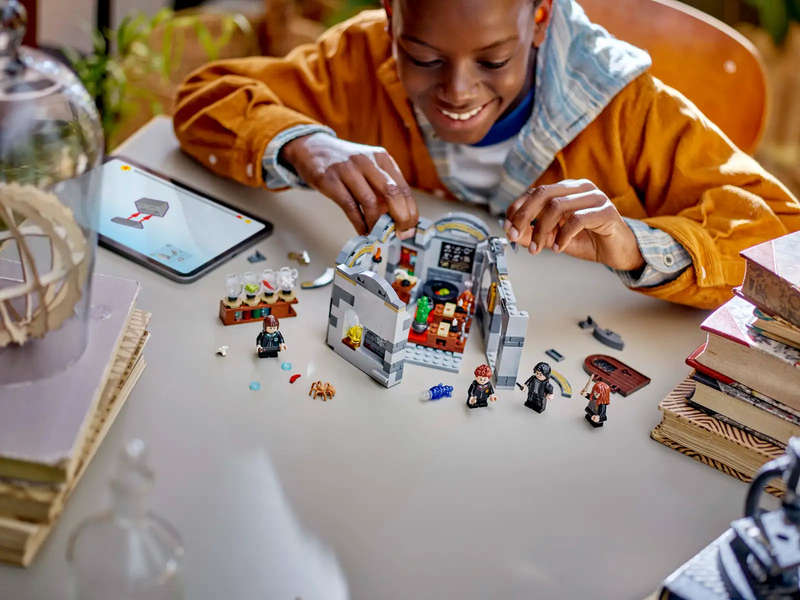 LEGO® Harry Potter Hogwarts Castle: Potions Class  (76431)
