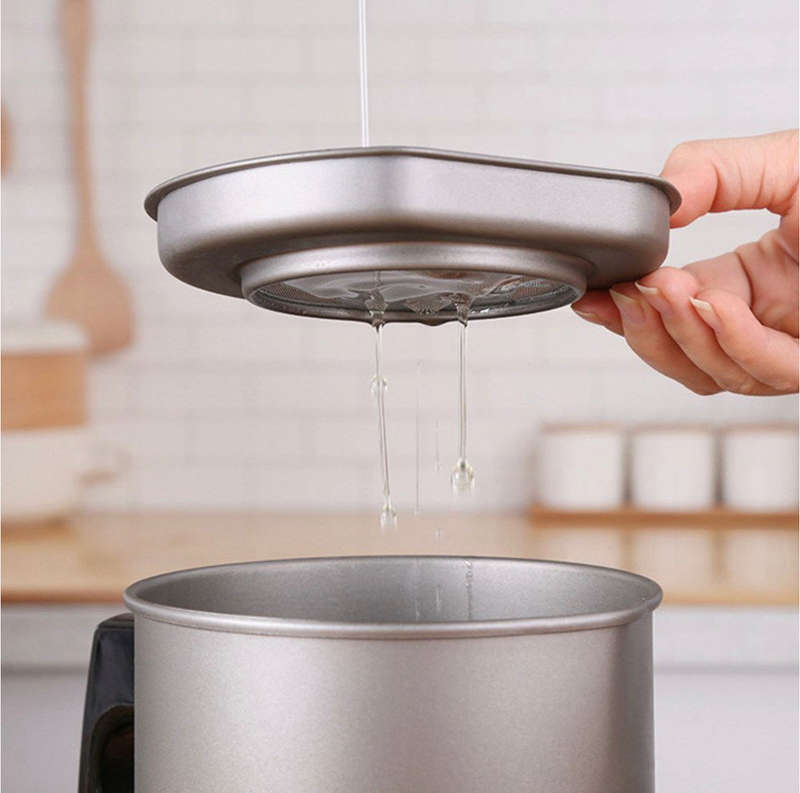 Oil Jug and Strainer 1.4L
