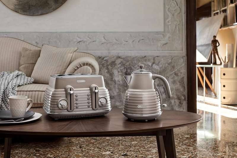 DeLonghi Scultura Beige Toaster and Kettle Bundle