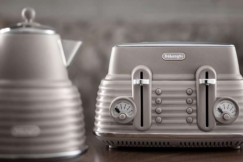 DeLonghi Scultura Beige Toaster and Kettle Bundle