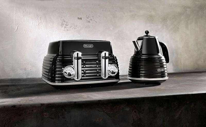 DeLonghi Scultura Black Toaster and Kettle Bundle