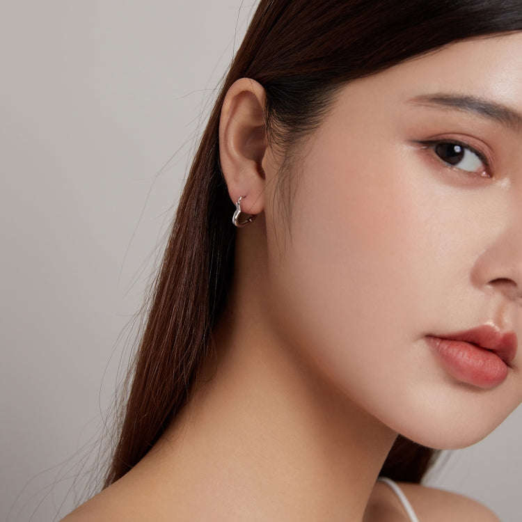 S925 Sterling Silver Heart-shaped Hollow Ear Stud Women Earrings(Silver)