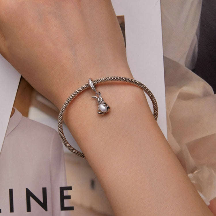 BSC745 S925 Sterling Silver Rabbit Holding Pearl Bracelet Platinum Plated Beads