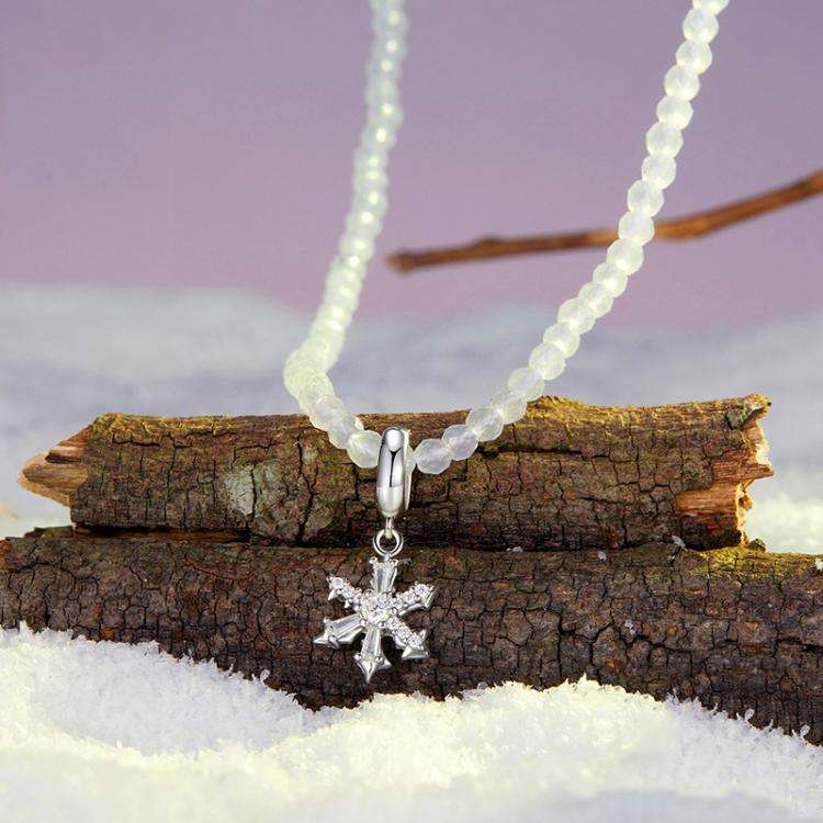 S925 Sterling Silver Platinum-Plated Romantic Winter Snowflake Necklace(BSN416)