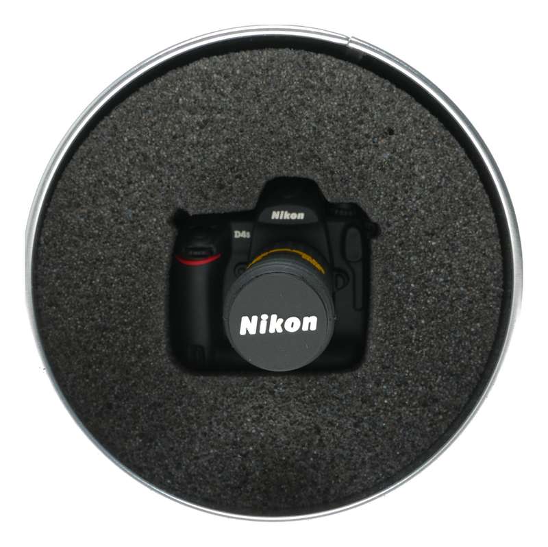 Nikon D4 DSLR Camera with AF-S NIKKOR 24-70mm f/2.8G ED Lens
