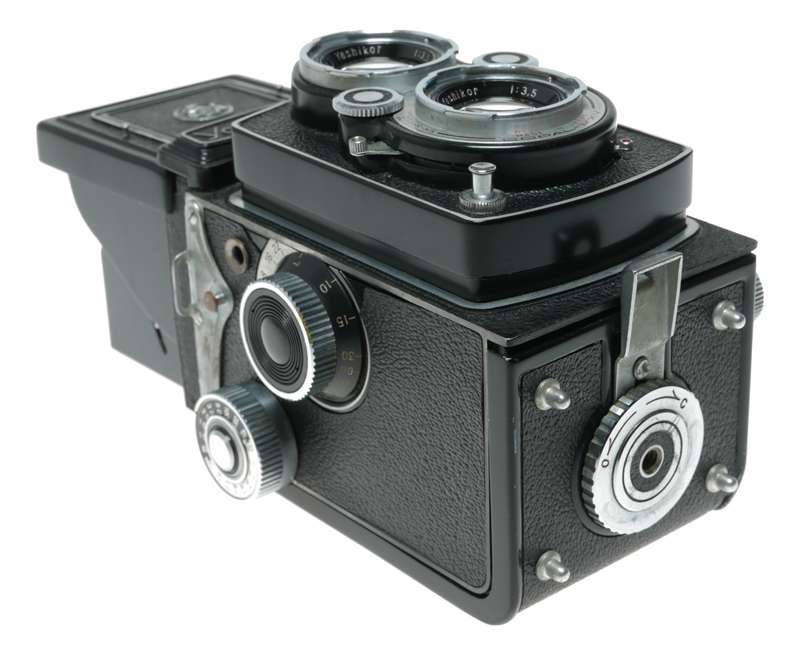 Yashica - 635 TLR Camera Yashinon 80mm f/3.5 Lens, Made