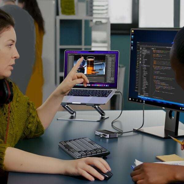 UGREEN Sharing Switch Box 2-in-4 Out  Connect Two Sources to Four Displays