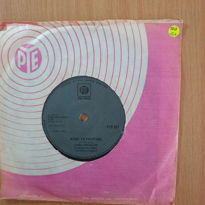 Carl Douglas  Kung Fu Fighting - 7" Record - Very-Good+ Quality (VG+) (verygoodplus7) (DLB)