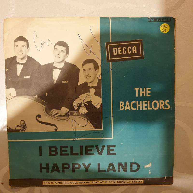 The Bachelors  I Believe / Happy Land - Vinyl 7" Record - Good+ Quality (G+)