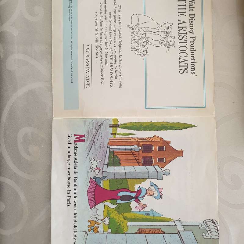 Walt Disney - The Aristocats with Book - Vinyl 7" Record - Very-Good+ Quality (VG+)