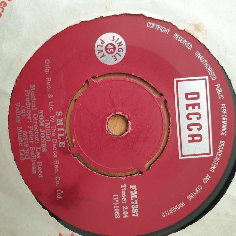 Tom Jones  Delilah/Smile - Vinyl 7" Record - Very-Good+ Quality (VG+) (verygoodplus)