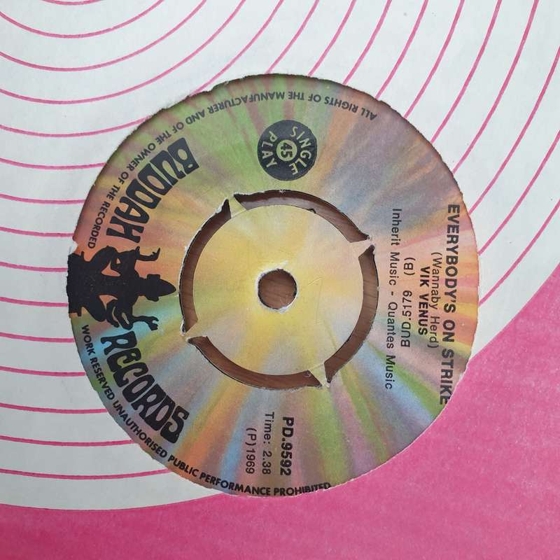 Vik Venus  Moonflight / Everybody's On Strike -  Vinyl 7" Record - Very-Good+ Quality (VG+) (v...