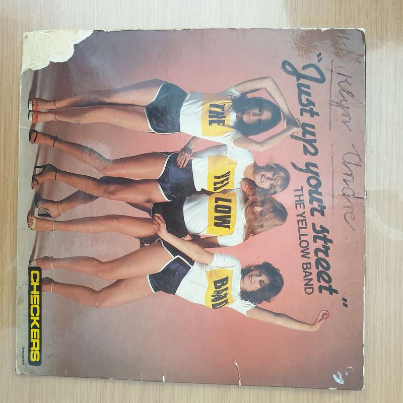 Bats, The Yellow Band  Vat Hom Gerrie - Vinyl 7" Record - Very-Good Quality (VG) (vgood)