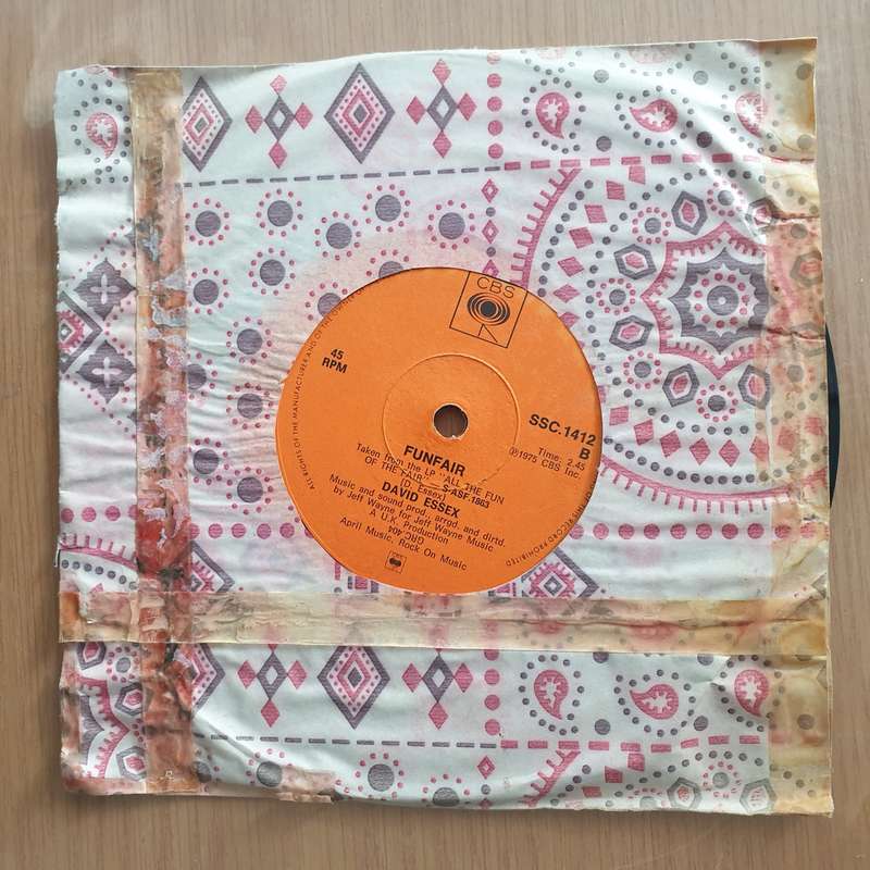 David Essex  Hold Me Close / Funfair - Vinyl 7" Record - Very-Good+ Quality (VG+) (verygoodplus)