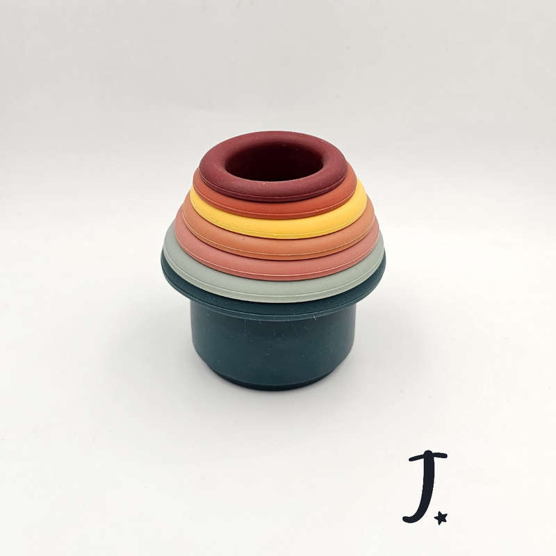 Round stacking cups with shapes - Green to maroon