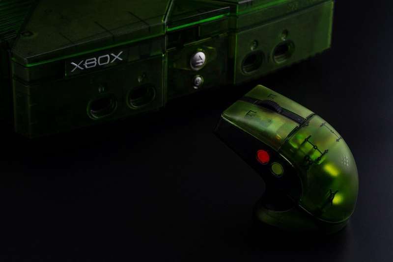 8BitDo Retro R8 Mouse - Xbox Edition Wired or Wireless Connection