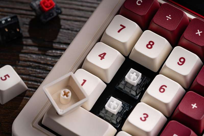 8BitDo Retro 18 Mechanical Numpad Fami Edition