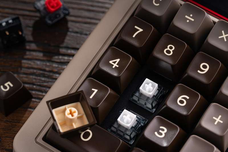 8BitDo Retro 18 Mechanical Numpad C64 Edition