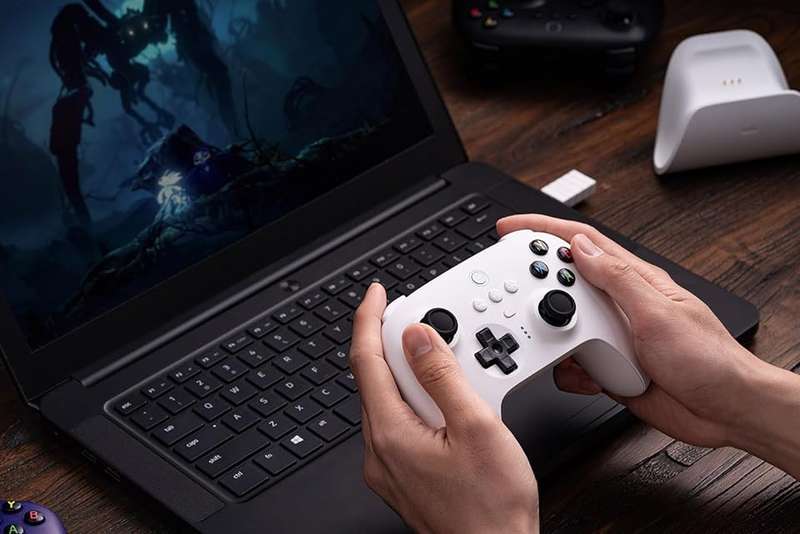 8BitDo Ultimate 2.4G Gaming Controller with Charging Dock (Hall Effect Joysticks) White