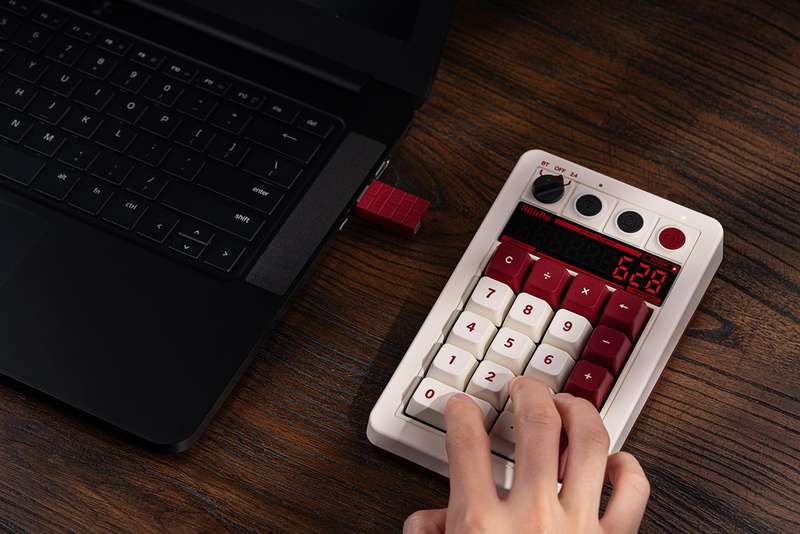 8BitDo Retro 18 Mechanical Numpad Fami Edition