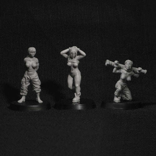 28mm Female Prisoners of War (3 models) (VG-05) (Miniatures)