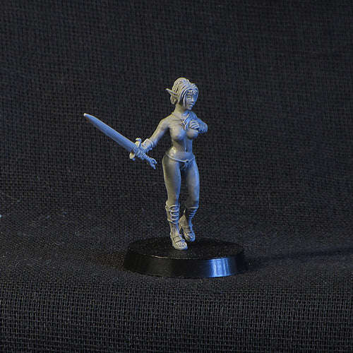 28mm Elven Girl with Sword (AG-10) (Miniatures)