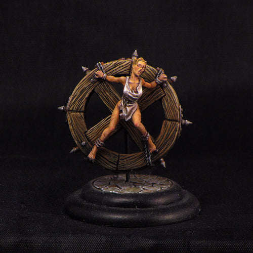 28mm Girl on Wheel dressed (VG-08) (Miniatures)