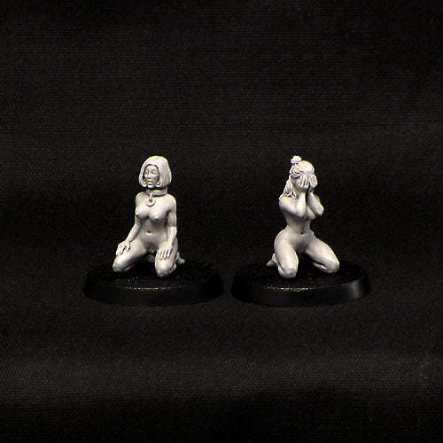28mm Slavegirls kneeling (2 models) (VG-10) (Miniatures)
