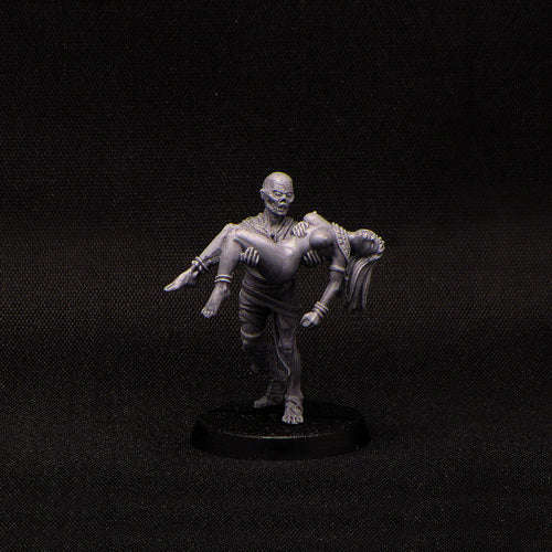 28mm Mummy carrying Girl (VG-12) (Miniatures)