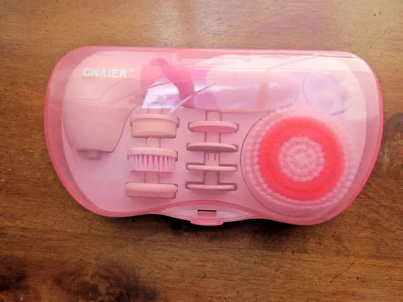9 in 1 Exfoliating Facial Brush