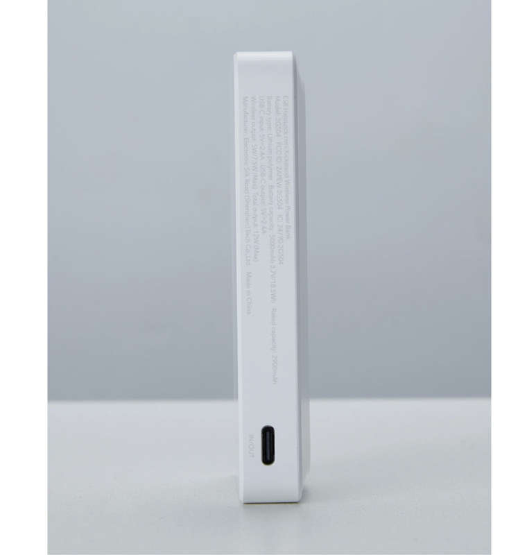 HALOLOCK MINI MAGSAFE KICKSTAND WIRELESS 5000MAH POWER BANK WHITE | ESR