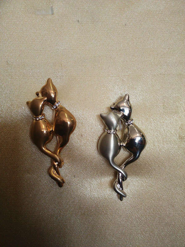 Twin cat brooch