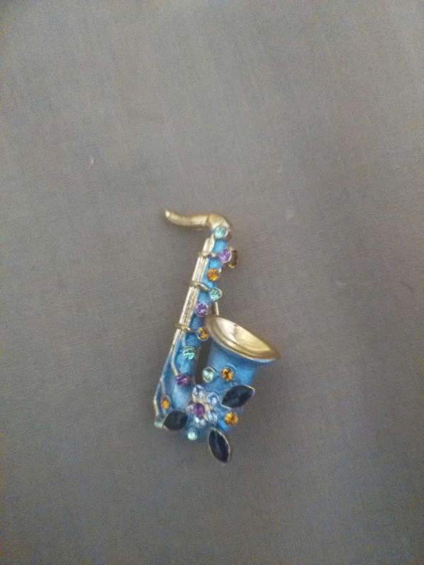 Saxaphone brooch