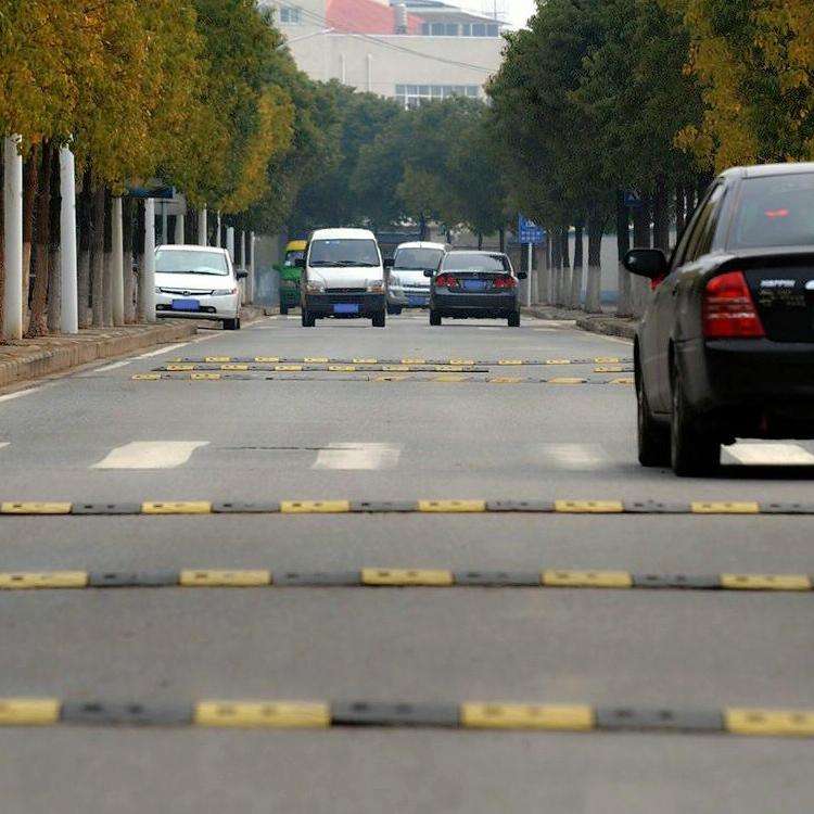 Trapezoidal Two-in-one Herringbone Rubber Speed Bump, Size: 50x35x5cm