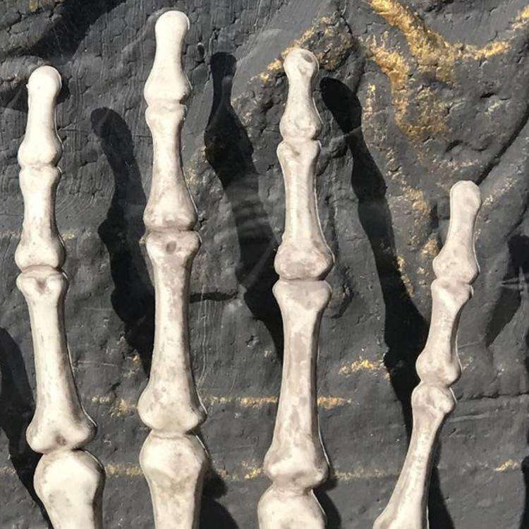 One Pair Halloween Skeleton Hands Haunted House Decoration Props, Size: 15.5 x 10cm