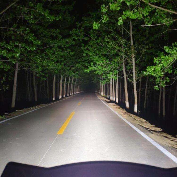 40W White Light Motorcycle LED Spotlight Headlight Car Front Bumper Light Off-Road Vehicle Modifi...
